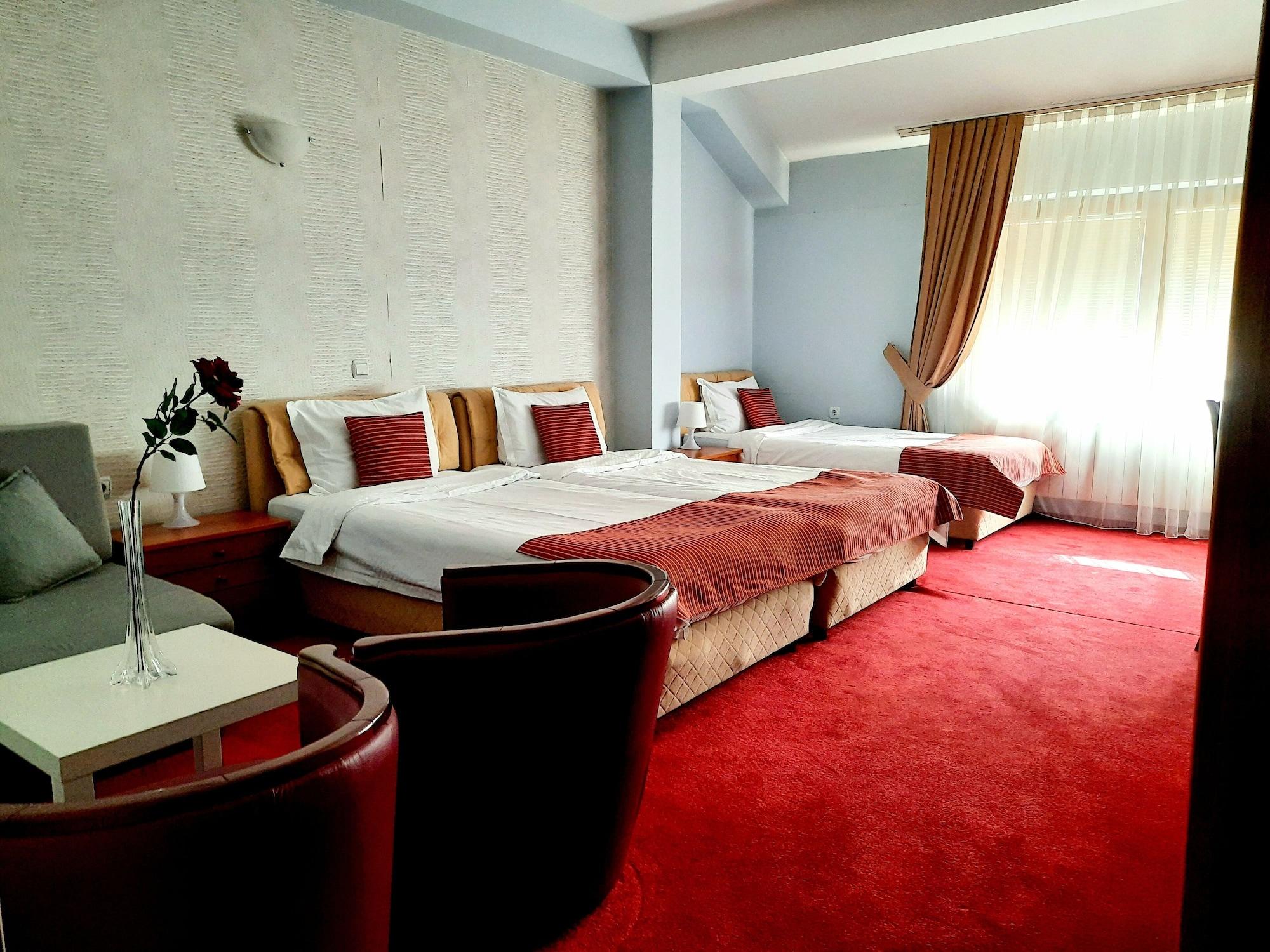 Hotel Aristocrat & Fish Restaurant Skopje Esterno foto