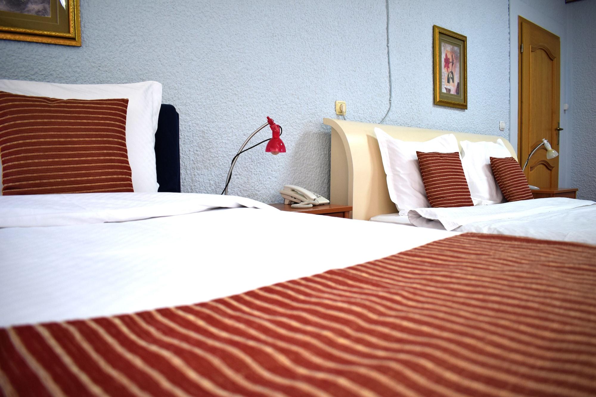 Hotel Aristocrat & Fish Restaurant Skopje Esterno foto