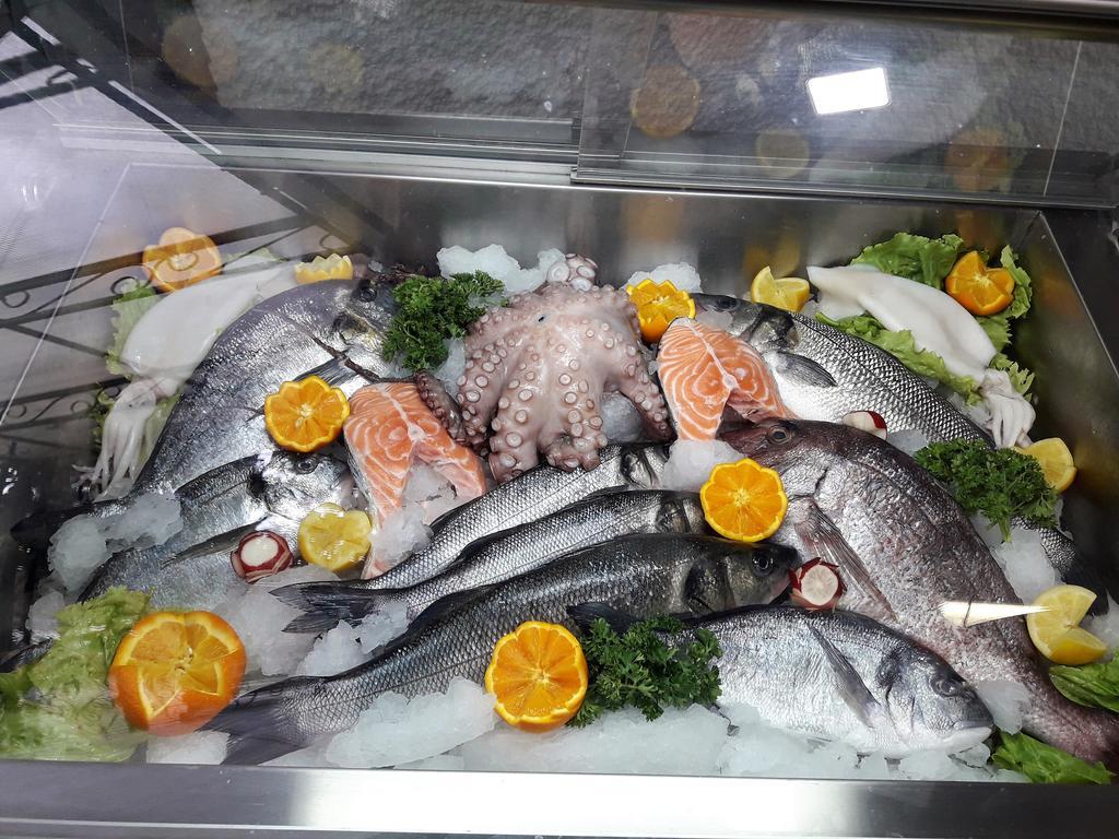 Hotel Aristocrat & Fish Restaurant Skopje Esterno foto