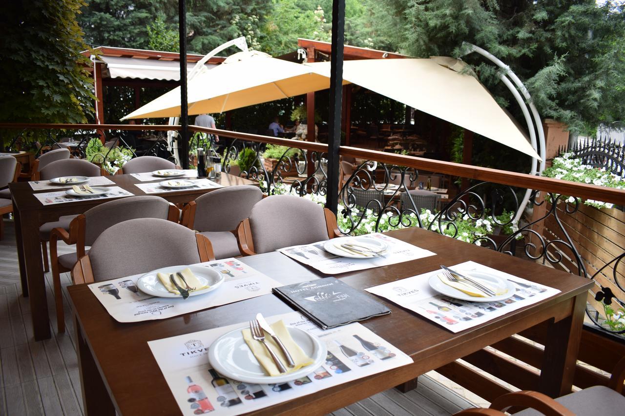 Hotel Aristocrat & Fish Restaurant Skopje Esterno foto