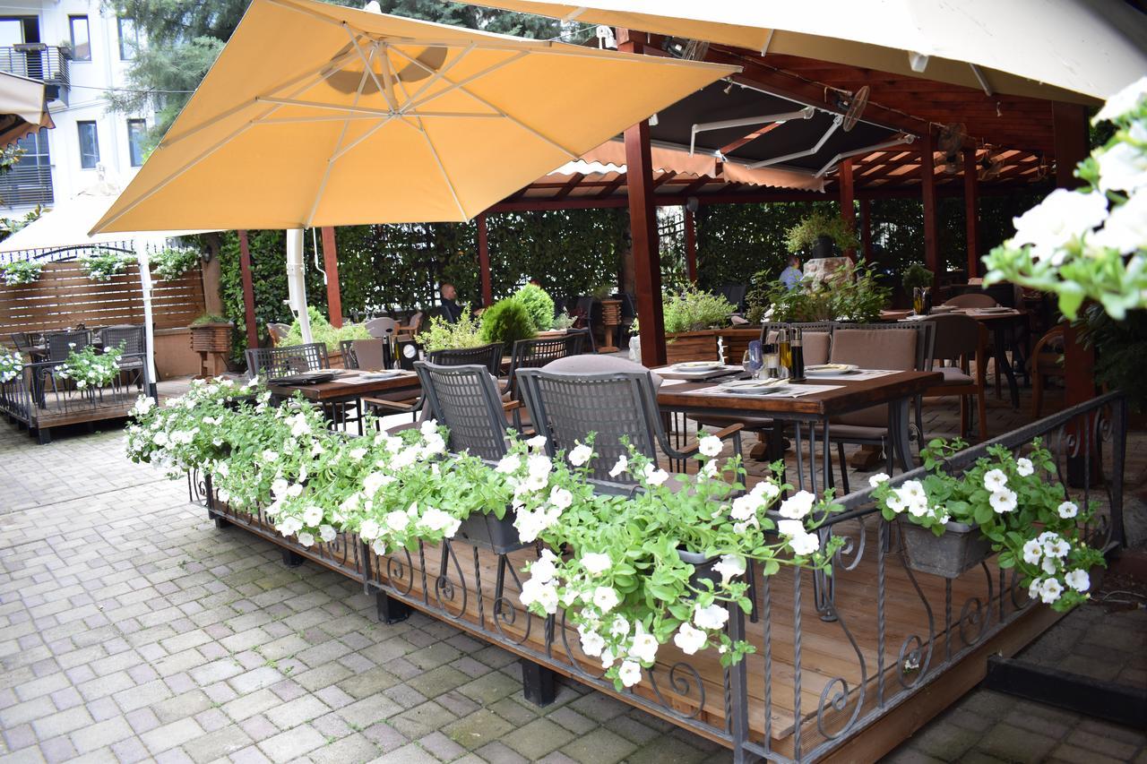Hotel Aristocrat & Fish Restaurant Skopje Esterno foto