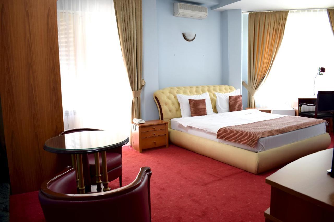 Hotel Aristocrat & Fish Restaurant Skopje Esterno foto