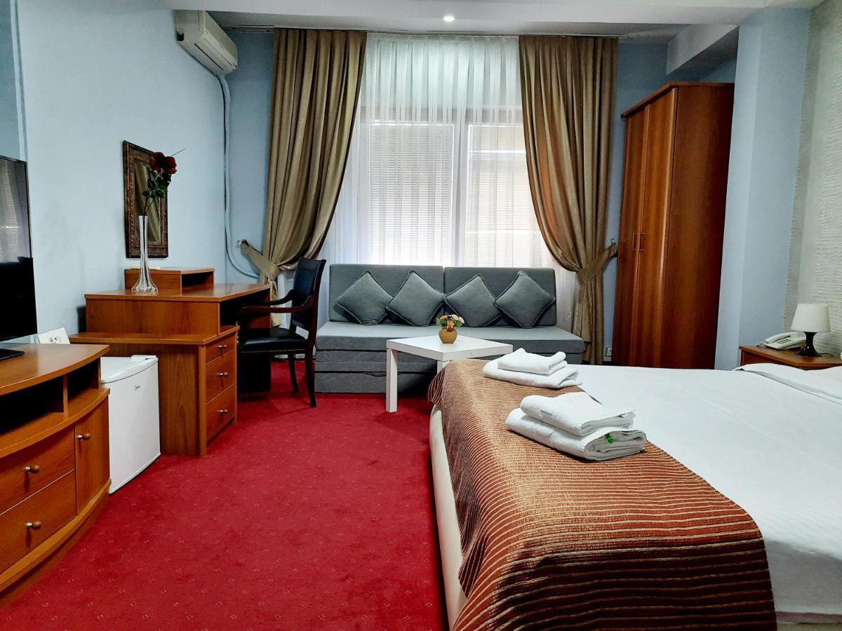 Hotel Aristocrat & Fish Restaurant Skopje Esterno foto