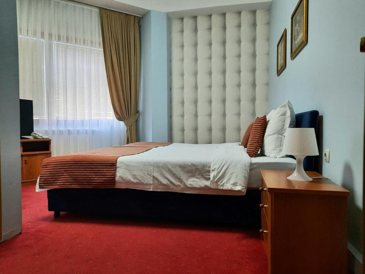 Hotel Aristocrat & Fish Restaurant Skopje Esterno foto