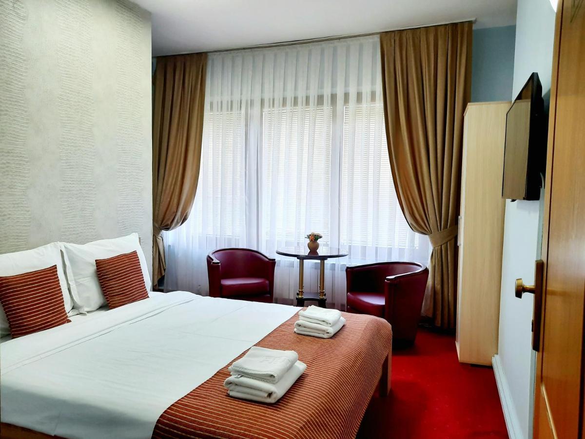 Hotel Aristocrat & Fish Restaurant Skopje Esterno foto